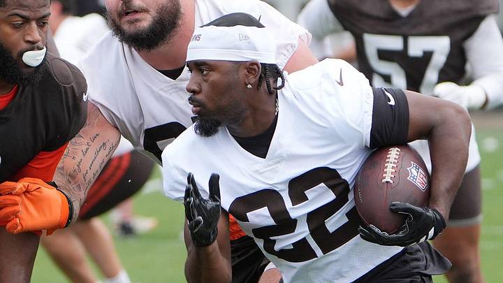 Browns defensive end Jared Verse chases running back Dylan Sampson during practice on the first day of minicamp in Berea, June 9, 2026. Browns defensive end Jared Verse chases running back Dylan Sampson during practice on the first day of minicamp in Berea, June 9, 2026.