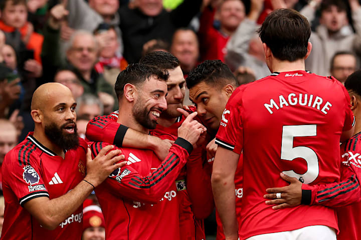 Man Utd players celebrate a goal
