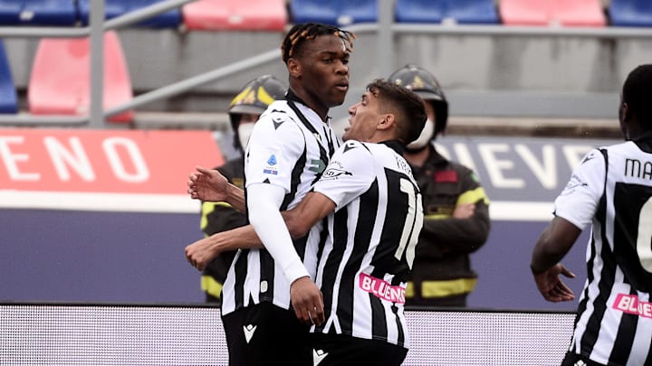 Destiny Udogie festeggiato dai compagni