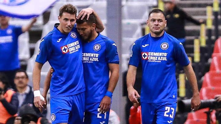 Santiago Giménez y los paraguayos Juan Escobar y Pablo Aguilar en el duelo de Cruz Azul ante Pachuca del Clausura 2022.