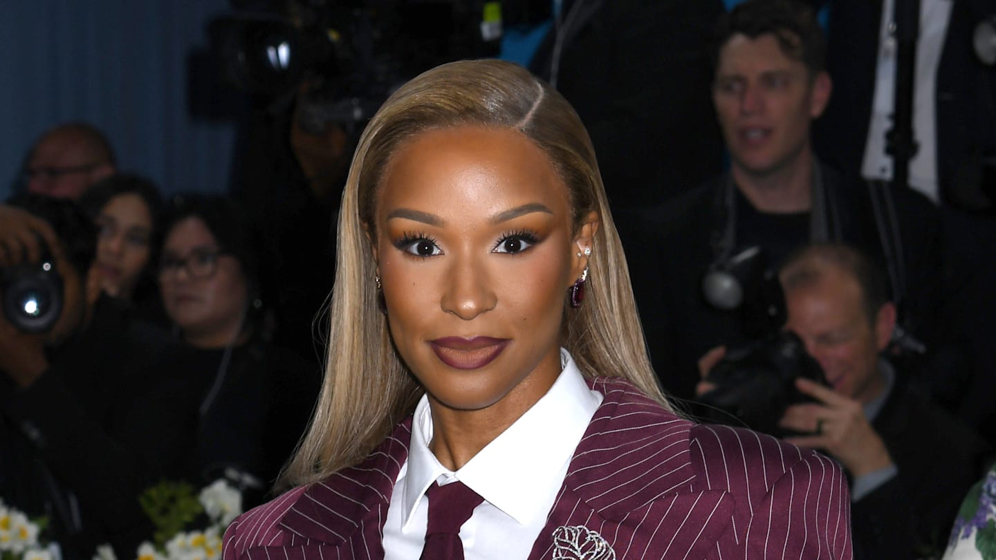 LeBron James' Wife Savannah Rocks All-Brown Outfit Before Lakers Playoff Opener