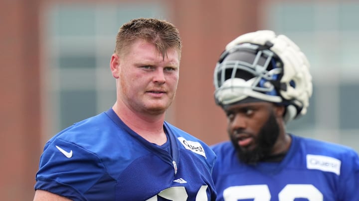 New York Giants center John Michael Schmitz Jr. (61) takes a water break alongside offensive tackle Andrew Thomas (78) .