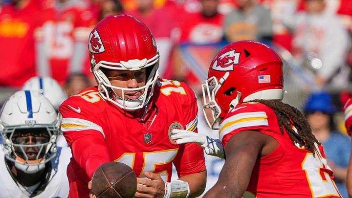 Kansas City Chiefs quarterback Patrick Mahomes (15) hands off to running back Kareem Hunt (29) 