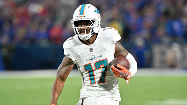 Sep 18, 2025; Orchard Park, New York, USA; Miami Dolphins wide receiver Jaylen Waddle (17) runs against the Buffalo Bills in the fourth quarter at Highmark Stadium. Mandatory Credit: Mark Konezny-Imagn Images Sep 18, 2025; Orchard Park, New York, USA; Miami Dolphins wide receiver Jaylen Waddle (17) runs against the Buffalo Bills in the fourth quarter at Highmark Stadium. Mandatory Credit: Mark Konezny-Imagn Images