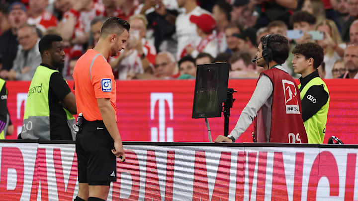 Daniel Schlager schaute sich die Szene nach Hinweis des Videoassistenten nochmal an.