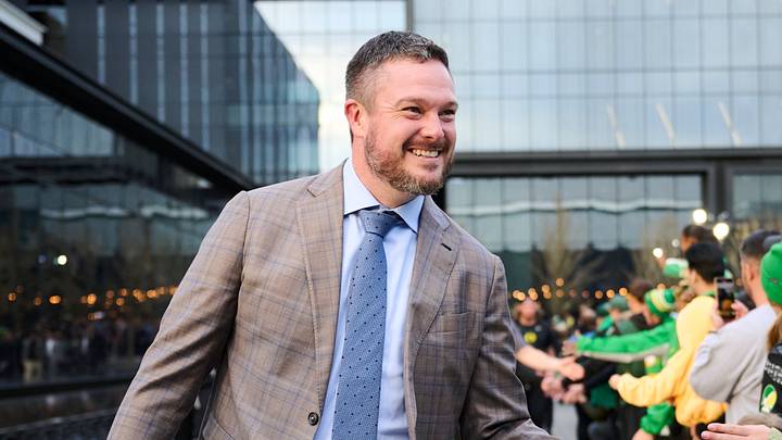 Nov 14, 2025; Eugene, Oregon, USA; Oregon Ducks head coach Dan Lanning high fives fans before a game between the Oregon Ducks and the Minnesota Golden Gophers at Autzen Stadium. Mandatory Credit: Troy Wayrynen-Imagn Images Nov 14, 2025; Eugene, Oregon, USA; Oregon Ducks head coach Dan Lanning high fives fans before a game between the Oregon Ducks and the Minnesota Golden Gophers at Autzen Stadium. Mandatory Credit: Troy Wayrynen-Imagn Images