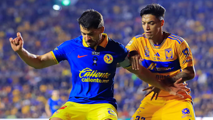 Henry Martín del América y Raymundo Fulgencio de Tigres durante la final de Ida del Apertura 2023.