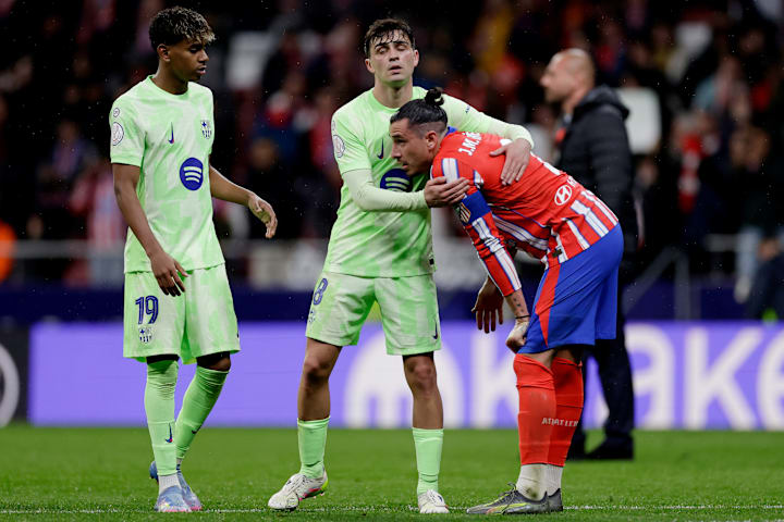 拉明·亚马尔、佩德里和何塞·希门尼斯在比赛中。 拉明·亚马尔、佩德里和何塞·希门尼斯在比赛中。