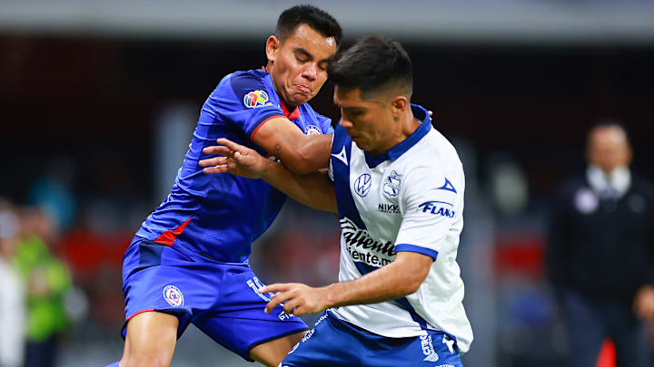 Charly Rodríguez de Cruz Azul y Martín Barragán de Puebla durante el Apertura 2023.