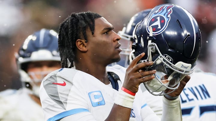 Tennessee Titans quarterback Cam Ward (1)