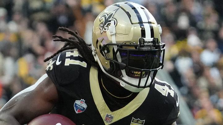 New Orleans Saints running back Alvin Kamara (41) catches a pass for 13 yards during the second quarter against Steelers New Orleans Saints running back Alvin Kamara (41) catches a pass for 13 yards during the second quarter against Steelers