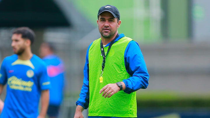 André Jardine define el central que quiere para reforzar la defensa azulcrema