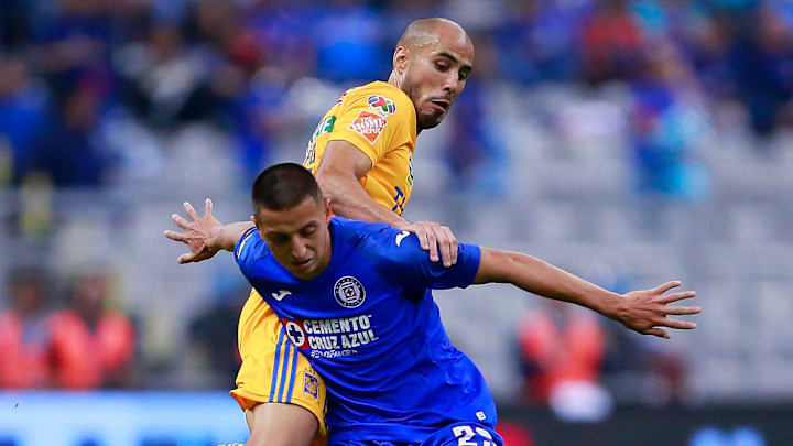 El argentino Guido Pizarro, hoy técnico de Tigres, y Roberto Alvarado, hoy en Chivas, durante el Clausura 2020.