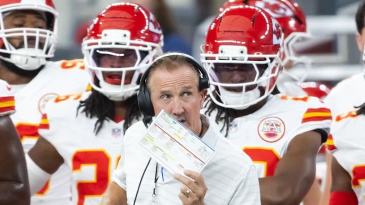 Aug 9, 2025; Glendale, Arizona, USA; Kansas City Chiefs defensive coordinator Steve Spagnuolo against the Arizona Cardinals during a preseason NFL game at State Farm Stadium. Mandatory Credit: Mark J. Rebilas-Imagn Images Aug 9, 2025; Glendale, Arizona, USA; Kansas City Chiefs defensive coordinator Steve Spagnuolo against the Arizona Cardinals during a preseason NFL game at State Farm Stadium. Mandatory Credit: Mark J. Rebilas-Imagn Images