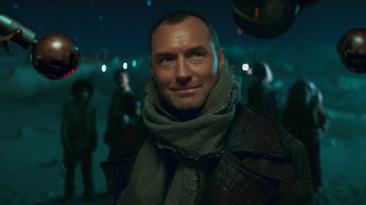 Jod Na Nawood (Jude Law) is closely examined by security droid eyestalks while his young partners stand back in Lucasfilm's STAR WARS: SKELETON CREW, exclusively on Disney+. Photo by Justin Lubin. ©2024 Lucasfilm Ltd. & TM. All Rights Reserved.