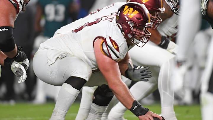 Tyler Biadasz gets ready to snap the ball.
