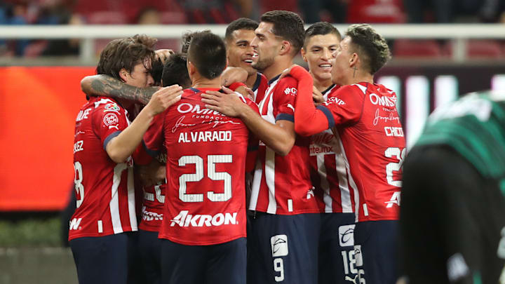 Los jugadores de Chivas celebran uno de los goles sobre Santos Laguna en el Estadio Akron. Los jugadores de Chivas celebran uno de los goles sobre Santos Laguna en el Estadio Akron.