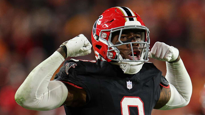 Dec 11, 2025; Tampa, Florida, USA; Atlanta Falcons tight end Kyle Pitts Sr. (8) reacts after catching a pass against the Tampa Bay Buccaneers during the second quarter at Raymond James Stadium. Mandatory Credit: Nathan Ray Seebeck-Imagn Images Dec 11, 2025; Tampa, Florida, USA; Atlanta Falcons tight end Kyle Pitts Sr. (8) reacts after catching a pass against the Tampa Bay Buccaneers during the second quarter at Raymond James Stadium. Mandatory Credit: Nathan Ray Seebeck-Imagn Images