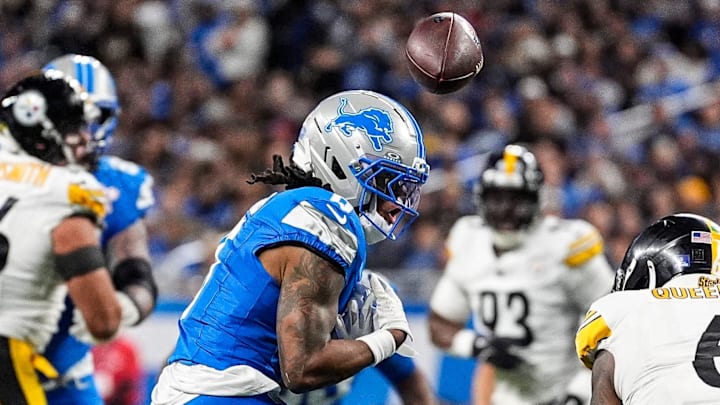 Detroit Lions running back Jahmyr Gibbs (0) misses a pass intended for him against Pittsburgh Steelers LB Patrick Queen (6) Detroit Lions running back Jahmyr Gibbs (0) misses a pass intended for him against Pittsburgh Steelers LB Patrick Queen (6)