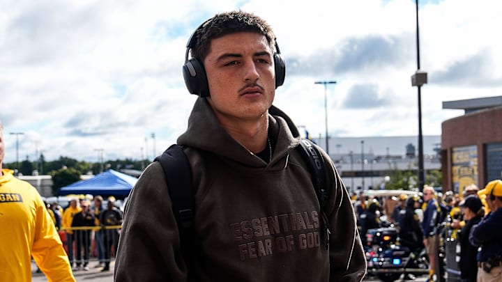 Michigan tight end Colston Loveland (18) walks off the bus as team arrive before the Texas game at Michigan Stadium in Ann Arbor on Saturday, September 7, 2024.