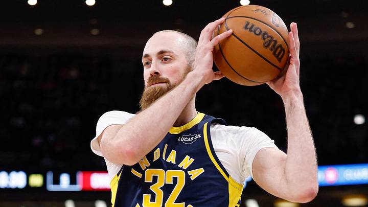 Apr 1, 2026; Chicago, Illinois, USA; Indiana Pacers center Jay Huff (32) looks to pass the ball against the Chicago Bulls during the first half at United Center. Mandatory Credit: Kamil Krzaczynski-Imagn Images