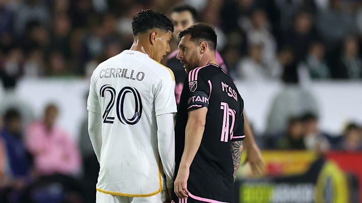 Edwin Cerrillo y Lionel Messi discutiendo en el juego del Inter Miami vs. Los Angeles Galaxy