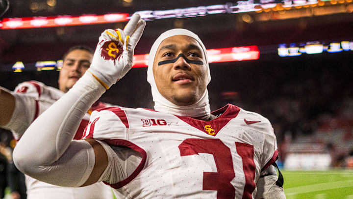 Nov 1, 2025; Lincoln, Nebraska, USA; Southern California Trojans linebacker Jadyn Walker (31) and offensive lineman Elijah Paige (72) hold up a “V” to fans after defeating the Nebraska Cornhuskers at Memorial Stadium. Mandatory Credit: Dylan Widger-Imagn Images Nov 1, 2025; Lincoln, Nebraska, USA; Southern California Trojans linebacker Jadyn Walker (31) and offensive lineman Elijah Paige (72) hold up a “V” to fans after defeating the Nebraska Cornhuskers at Memorial Stadium. Mandatory Credit: Dylan Widger-Imagn Images