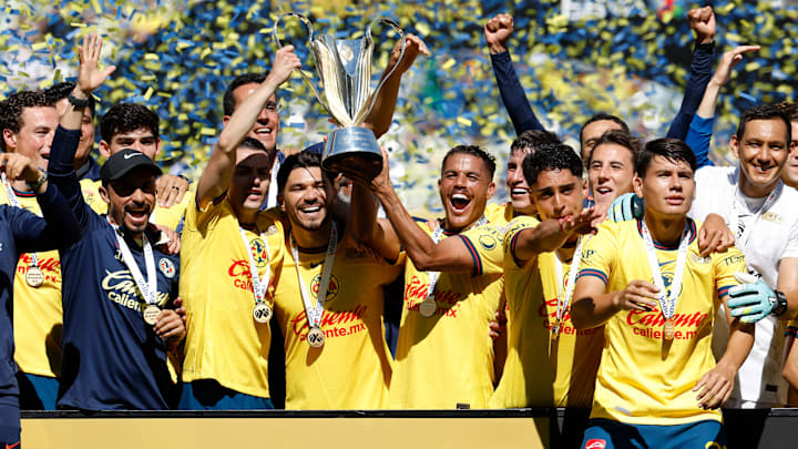 El América alzando la Supercopa MX