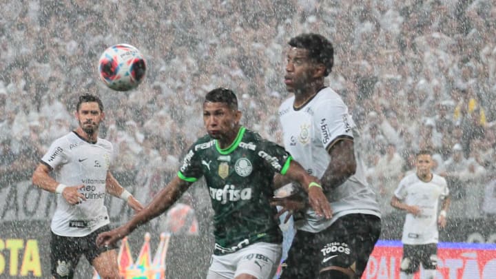 Rony fez dois gols para o Verdão, e Gil garantiu o empate ao Timão Rony fez dois gols para o Verdão, e Gil garantiu o empate ao Timão