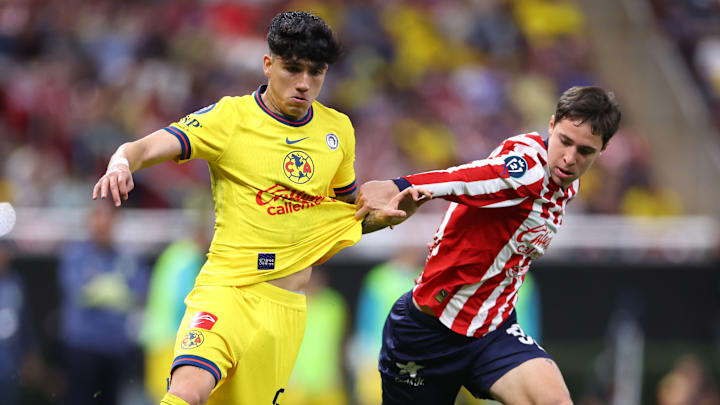 Kevin Álvarez del América es jalado por Mateo Chávez de Chivas