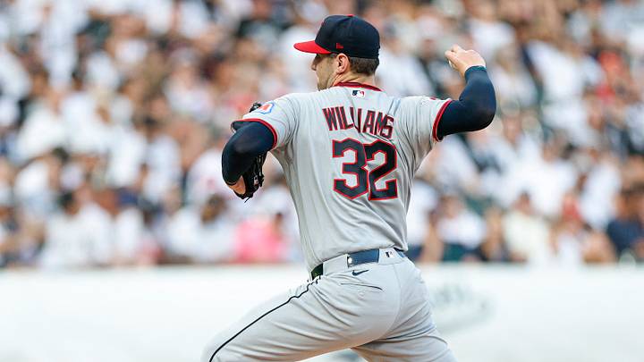 Aug 8, 2026; Chicago, Illinois, USA; Cleveland Guardians starting pitcher Gavin Williams (32) delivers a pitch against the Chicago White Sox during the first inning at Rate Field. Mandatory Credit: Kamil Krzaczynski-Imagn Images Aug 8, 2026; Chicago, Illinois, USA; Cleveland Guardians starting pitcher Gavin Williams (32) delivers a pitch against the Chicago White Sox during the first inning at Rate Field. Mandatory Credit: Kamil Krzaczynski-Imagn Images
