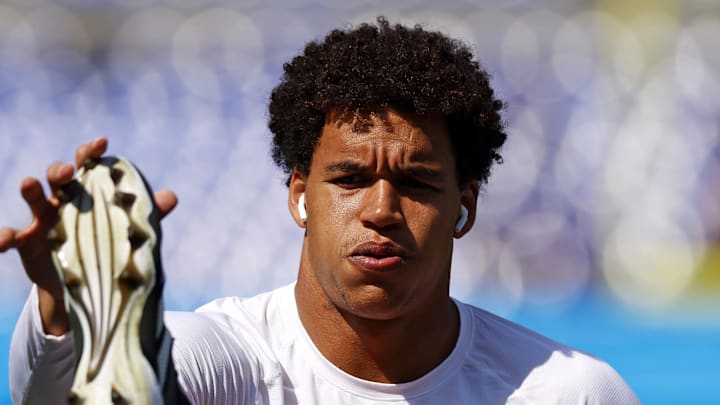 Cleveland Browns defensive end Joe Tryon-Shoyinka warms up at M&T Bank Stadium.