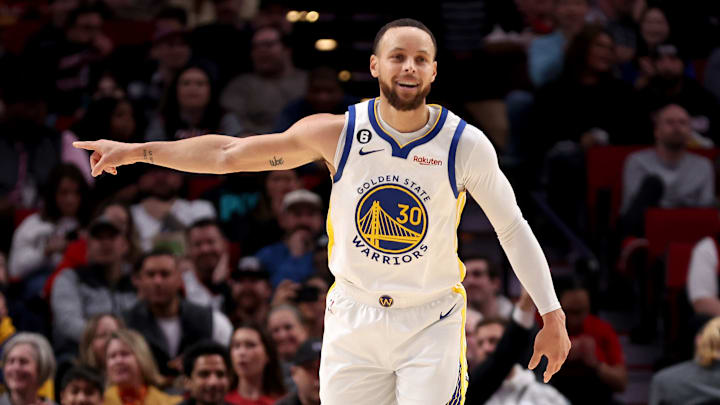 Stephen Curry es la estrella de los Golden State Warriors, equipo con el que renovó su contrato por una cifra millonaria 
