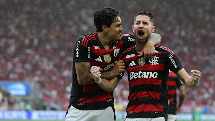 Flamengo vence o Palmeiras no Maracanã e cola no líder do Brasileirão Flamengo vence o Palmeiras no Maracanã e cola no líder do Brasileirão