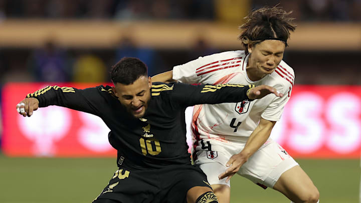 Alexis Vega y Kou Itakura forcejean por el esférico Alexis Vega y Kou Itakura forcejean por el esférico