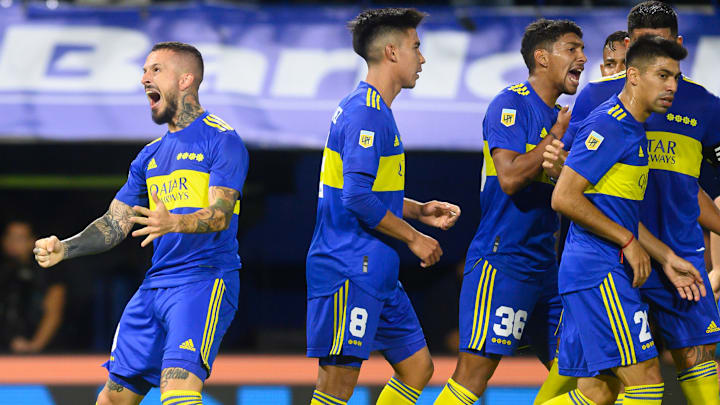 Benedetto por un lado y los constructores por el otro.