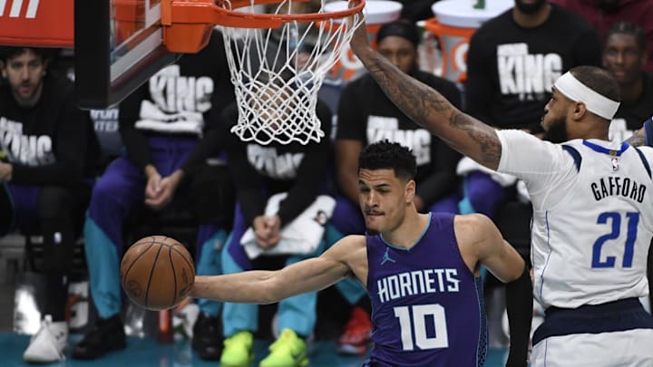 Jan 20, 2025; Charlotte, North Carolina, USA; Charlotte Hornets guard Josh Green (10) passes as he is guarded by Dallas Mavericks center Daniel Gafford (21) during the first half at the Spectrum Center. Mandatory Credit: Sam Sharpe-Imagn Images Jan 20, 2025; Charlotte, North Carolina, USA; Charlotte Hornets guard Josh Green (10) passes as he is guarded by Dallas Mavericks center Daniel Gafford (21) during the first half at the Spectrum Center. Mandatory Credit: Sam Sharpe-Imagn Images