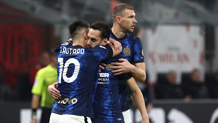 Hakan Calhanoglu festeggiato da Lautaro Martinez ed Edin Dzeko