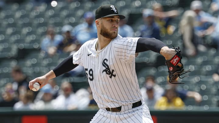 Chicago White Sox starting pitcher Sean Burke (59) throws against the Milwaukee Brewers at Rate Field. 