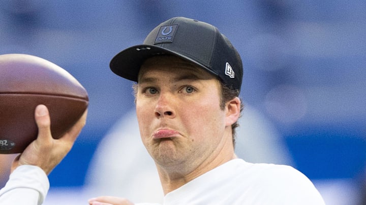 Indianapolis Colts quarterback Riley Leonard warms up