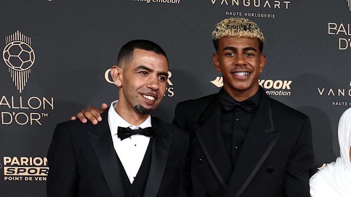 Lamine Yamal et son père à la cérémonie du Ballon d'Or