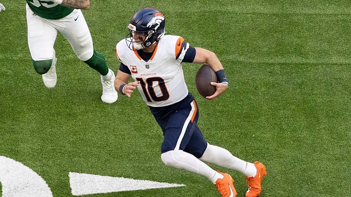 12th October 2025; Tottenham Hotspur Stadium, London, England; NFL, American Football Herren, USA UK Football, Denver Broncos versus New York Jets; Denver Broncos Quarterback Bo Nix rush. 12th October 2025; Tottenham Hotspur Stadium, London, England; NFL, American Football Herren, USA UK Football, Denver Broncos versus New York Jets; Denver Broncos Quarterback Bo Nix rush.