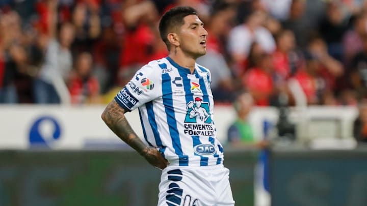 Víctor Guzmán se lamenta tras la derrota del Pachuca por 2-0 ante Atlas en el Estadio Jalisco.