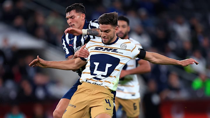 El mexicoamericano Brandon Vázquez de Rayados compite por el balón con el argentino Lisandro Magallán de Pumas El mexicoamericano Brandon Vázquez de Rayados compite por el balón con el argentino Lisandro Magallán de Pumas