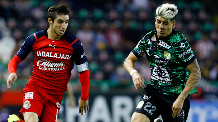 Isaác Brizuela (Chivas) y el argentino Santiago Colombatto (León) en el Clausura 2022.