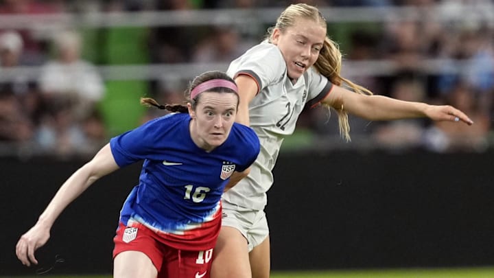 U.S. Women’s National Team midfielder Rose Lavelle (16) and Iceland midfielder Amanda Jacobsen Andradottir (22) battle for the ball.