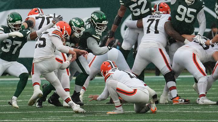Oct 11, 2026; East Rutherford, New Jersey, USA; Cleveland Browns kicker Andre Szmyt (25) kicks a field goal during the first half against the New York Jets at MetLife Stadium. Mandatory Credit: Robert Deutsch-Imagn Images Oct 11, 2026; East Rutherford, New Jersey, USA; Cleveland Browns kicker Andre Szmyt (25) kicks a field goal during the first half against the New York Jets at MetLife Stadium. Mandatory Credit: Robert Deutsch-Imagn Images