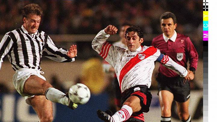 River Plate forward Enzo Francescoli (C)