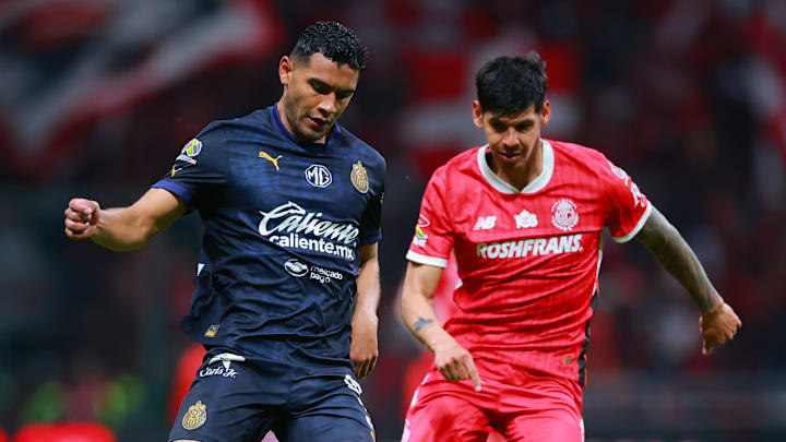 Gilberto Sepúlveda y el paraguayo Robert Morales durante el Clausura 2025