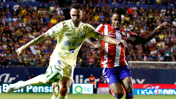 Miguel Layún del América y el venezolano Jhon Murillo del San Luis durante los cuartos de Ida del Clausura 2023.
